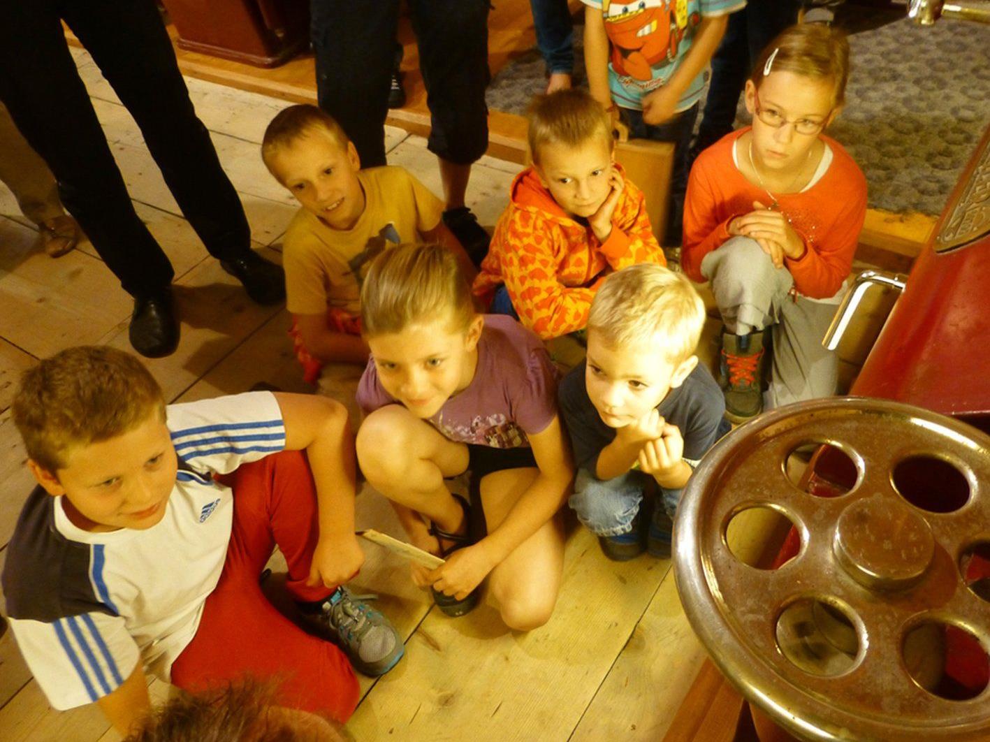 : Die Kinder verfolgten gebannt die Erklärungen von Museumsleiter Bernd Amann in Stoffels Säge-Mühle