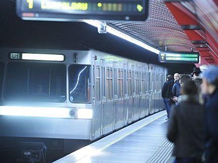 In einer U1-Station wurde eine junge Frau brutal beraubt