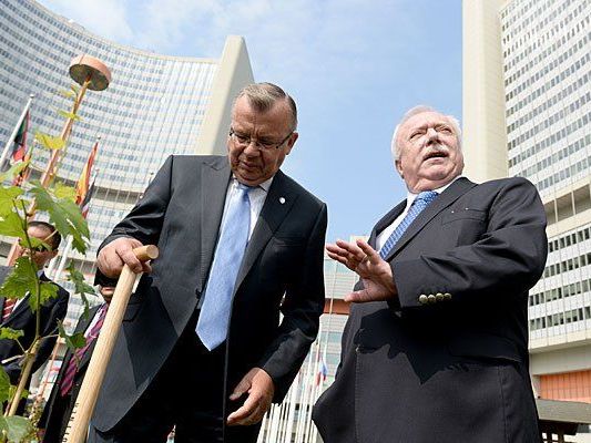 Bürgermeister Michael Häupl (r.) und der Generaldirektor der UNO-Büros in Wien, Yury Fedotov, bei der symbolischen Pflanzung eines Weinstockes am Gelände des "Vienna International Centre"