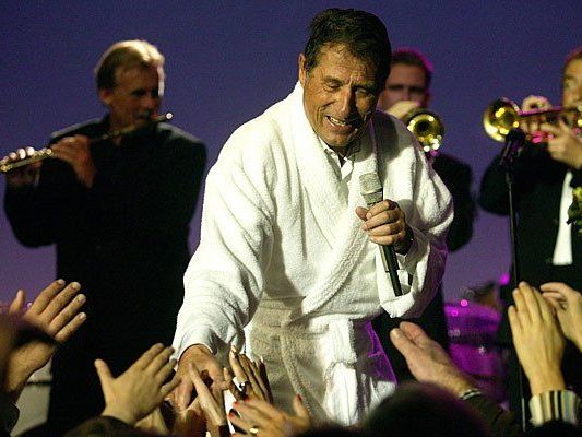 Udo Jürgens beschließt seine Konzerte gern im Bademantel - daher die Bademantel-Parade am Ring