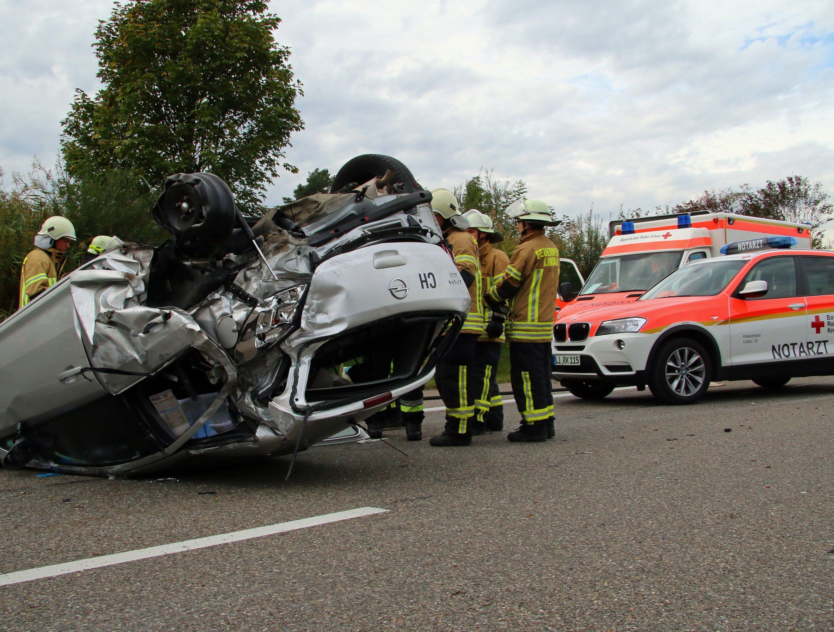 Der schwere Unfall auf der A 96 forderte mehrere Verletzte. Der schwere Unfall auf der A 96 forderte mehrere Verletzte.