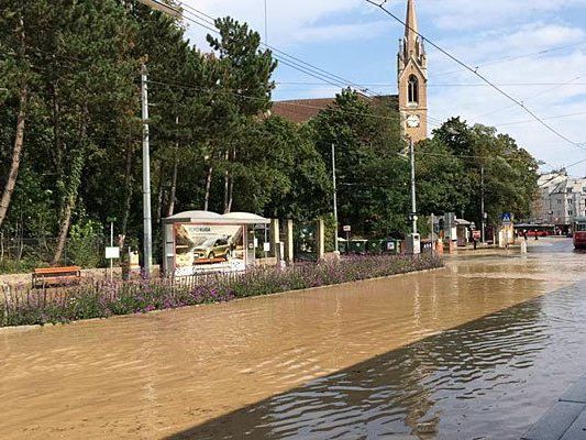 Nahe dem Bahnhof Wien-Hütteldorf stand alles unter Wasser