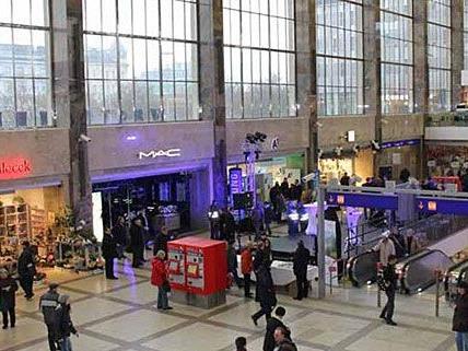 In der Bahnhofshalle am Westbahnhof wird eine Flüchtlingsausstellung gezeigt