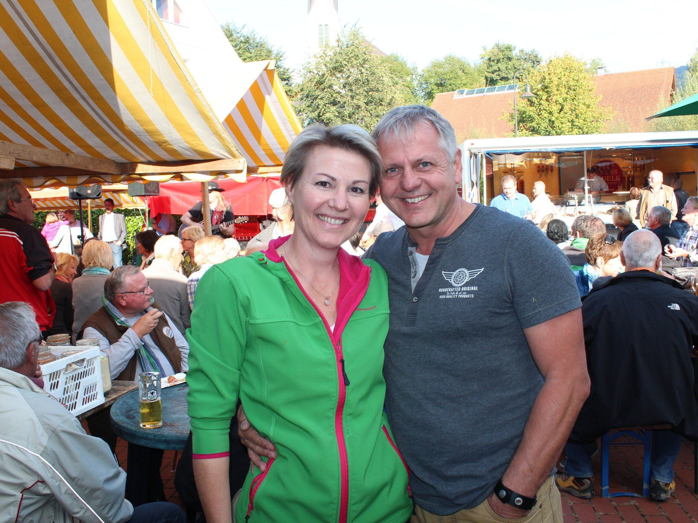 Petra Hassler und Marktleiter Michael Fröwis. Petra Hassler und Marktleiter Michael Fröwis.