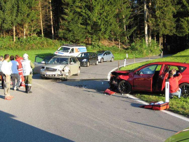 Pkw gegen Pkw: Kollision in Alberschwende fordert vier Leichtverletzte.
