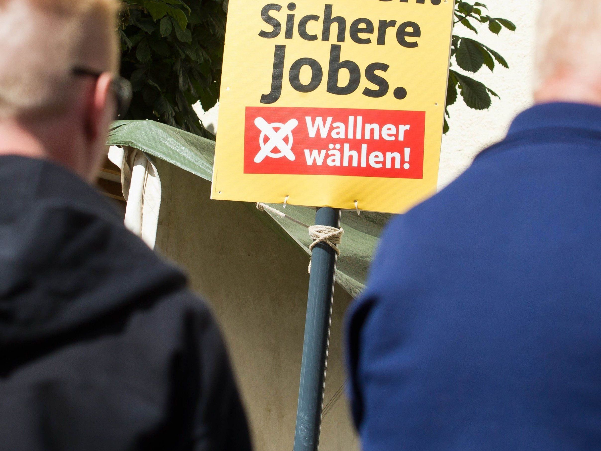 Asylwerber Teilen im Rahmen von "Nachbarschaftshilfe" Werbematerial aus. Asylwerber Teilen im Rahmen von "Nachbarschaftshilfe" Werbematerial aus.