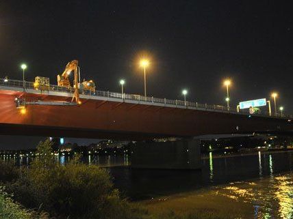 Regelmäßig werden Wartungsarbeiten an der Brücke durchgeführt. Regelmäßig werden Wartungsarbeiten an der Brücke durchgeführt.
