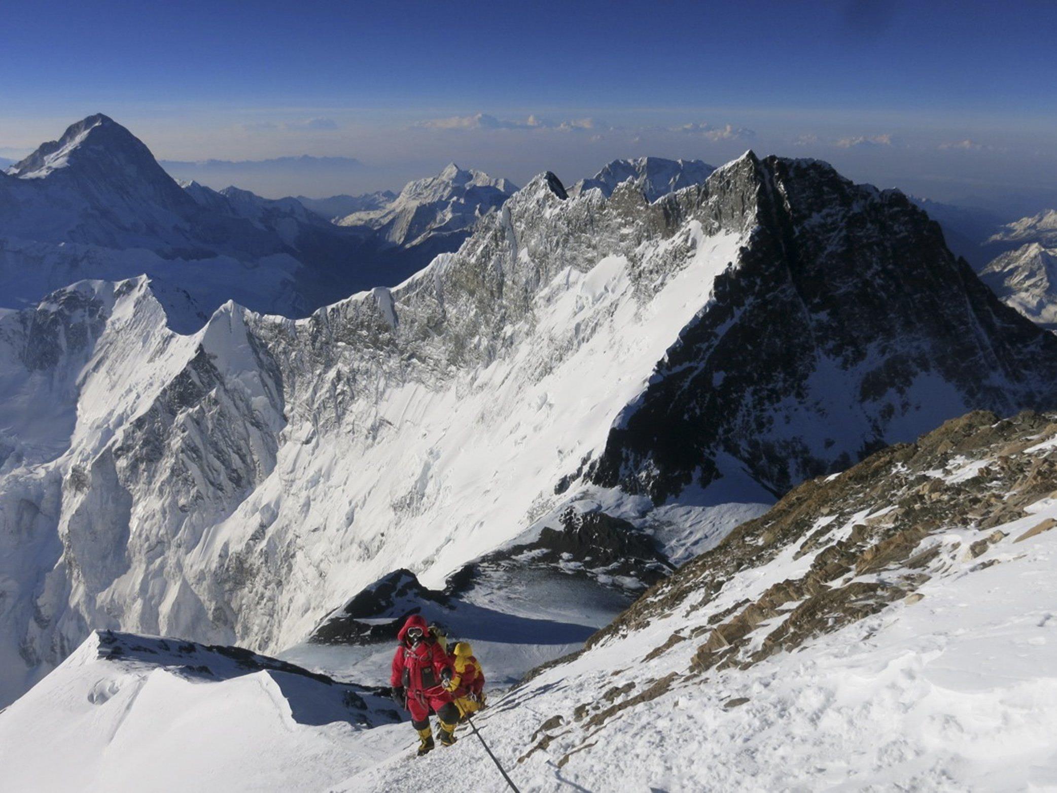 Im Himalaya sind zwei Bergsteiger von einer Lawine getötet worden
