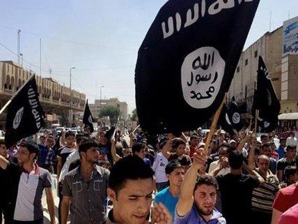 IS-Unterstützer in Mossul. Das tragen dieser Fahne soll in Österreich verboten werden.