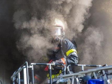 Wegen eines Großbrandes in einem Reifenlager wurde die Feuerwehr alarmiert.