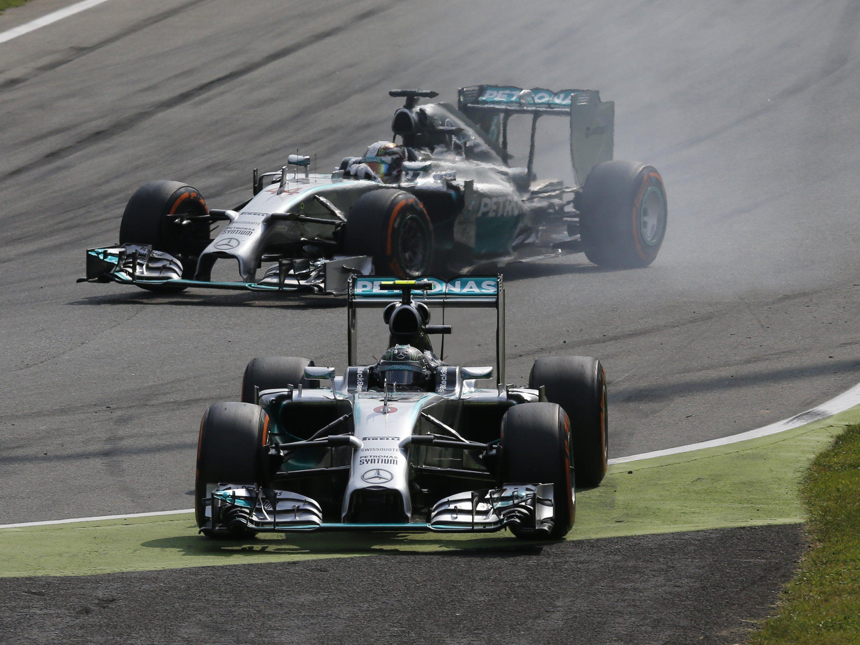 Rosberg (vorne) verbremst sich, während Hamilton (hinten) zum Sieg fährt. (AP)