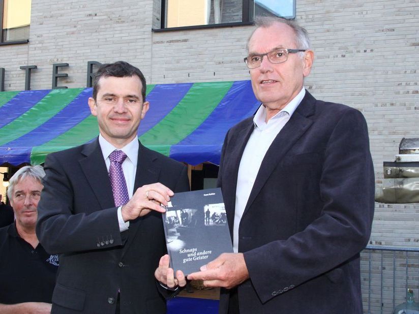 Bürgermeister Martin Summer und Alt-Bürgermeister Hans Kohler sind mit dem Exemplar hochzufrieden. Bürgermeister Martin Summer und Alt-Bürgermeister Hans Kohler sind mit dem Exemplar hochzufrieden.