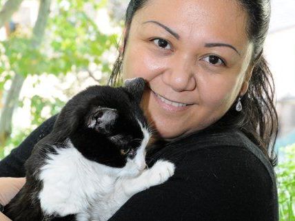 Katze Bianca und ihre stolze "Mama" Michelle S. Katze Bianca und ihre stolze "Mama" Michelle S.