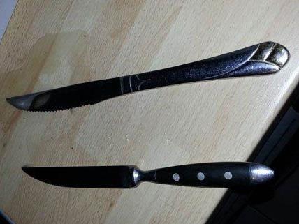 Mit diesen Messern wurde die Frau im 19. Bezirk attackiert.
