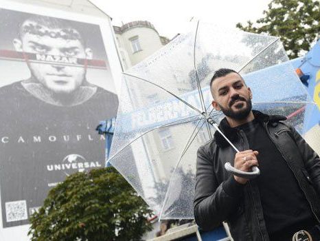 Nazar freut sich über sein "Denkmal" am Naschmarkt.