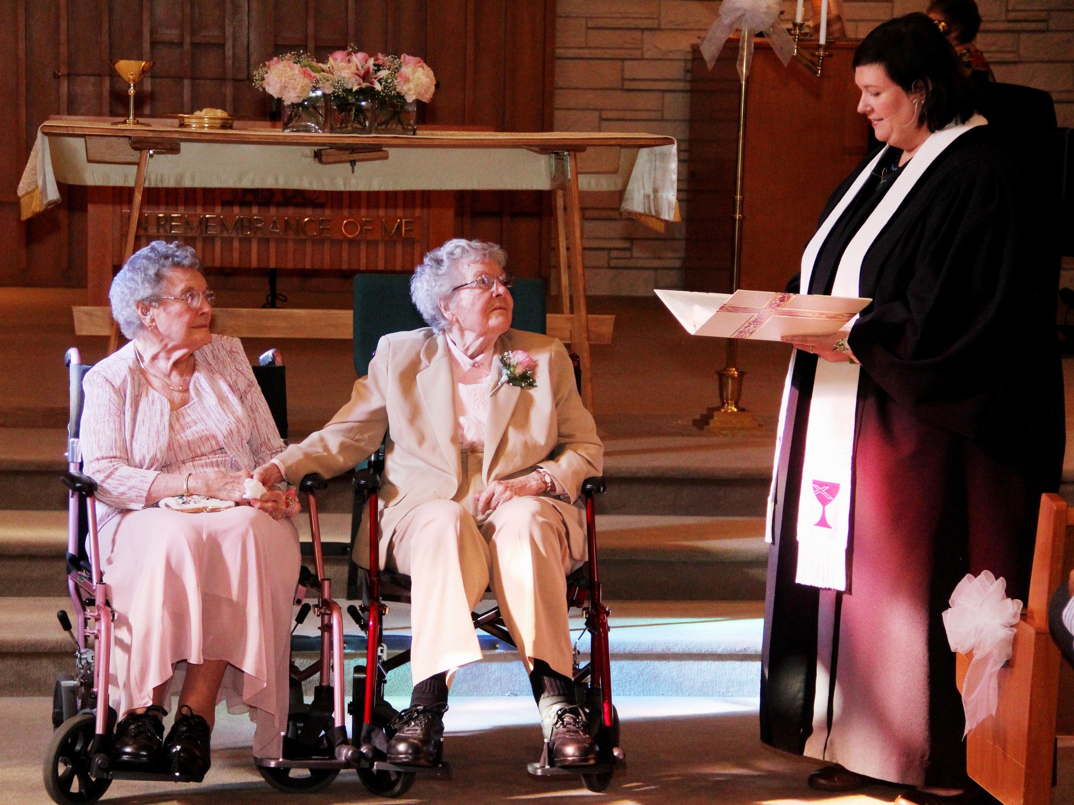 Vivian Boyack (links) und Alice "Nonie" Dubes (Mitte) geben sich nach 72 Jahren Beziehung das Ja-Wort