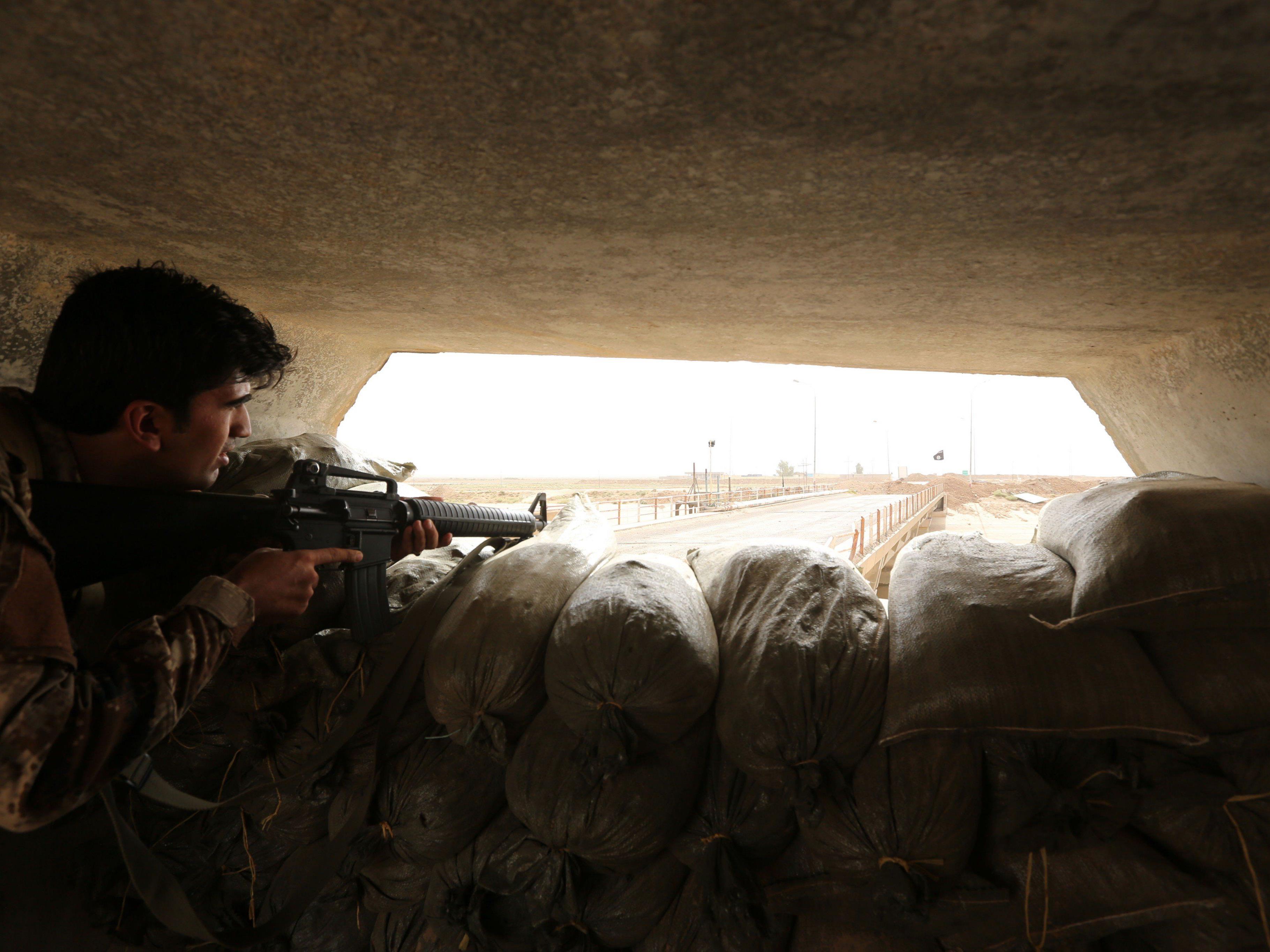 Kurden versuchen IS-Extremisten im Irak zurückzuschlagen.