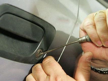 Jugendliche brachen in ein Auto ein Jugendliche brachen in ein Auto ein