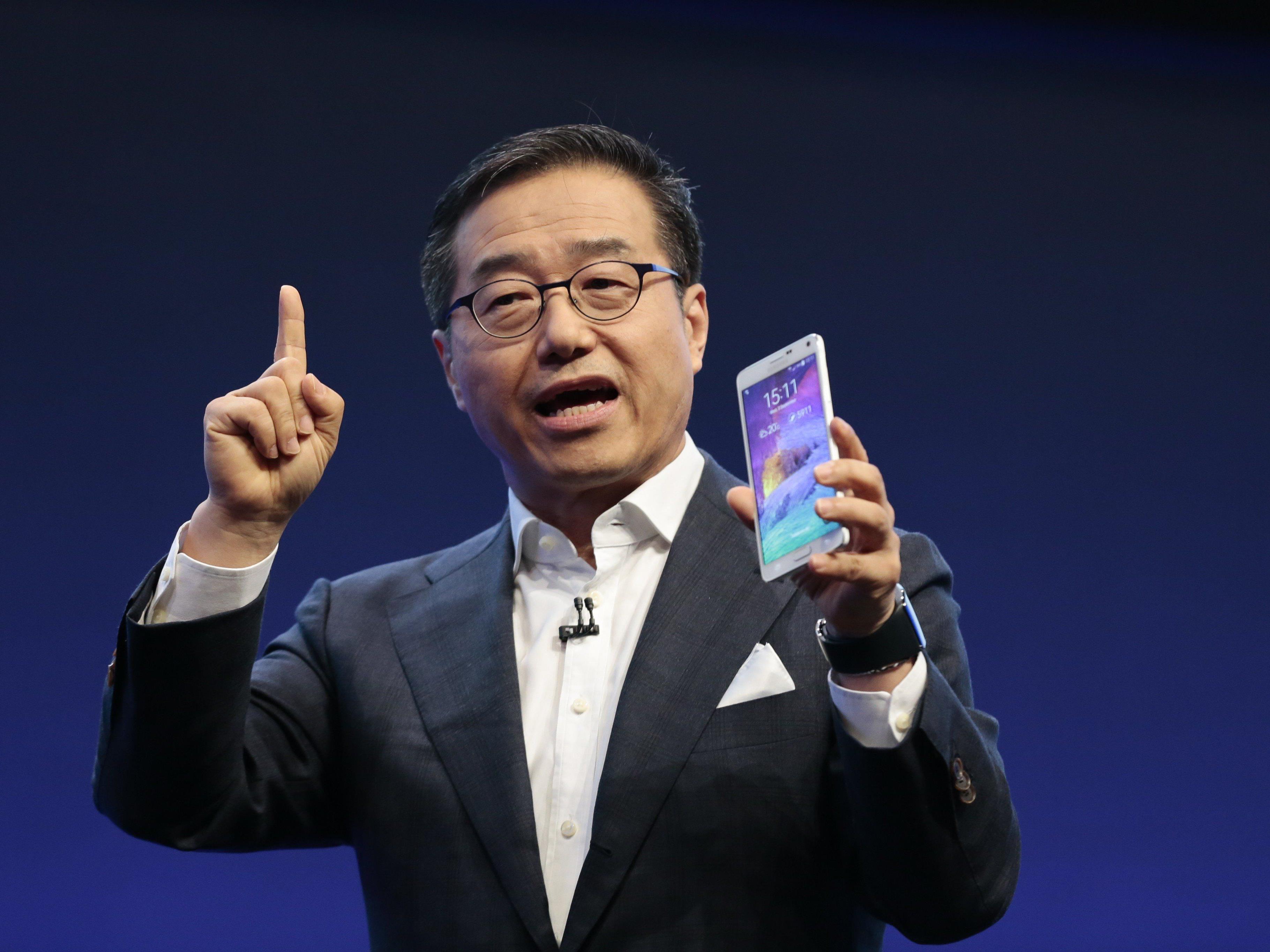 Samsungs Vize-Präsident DJ Lee mit dem neuen Galaxy Note 4.