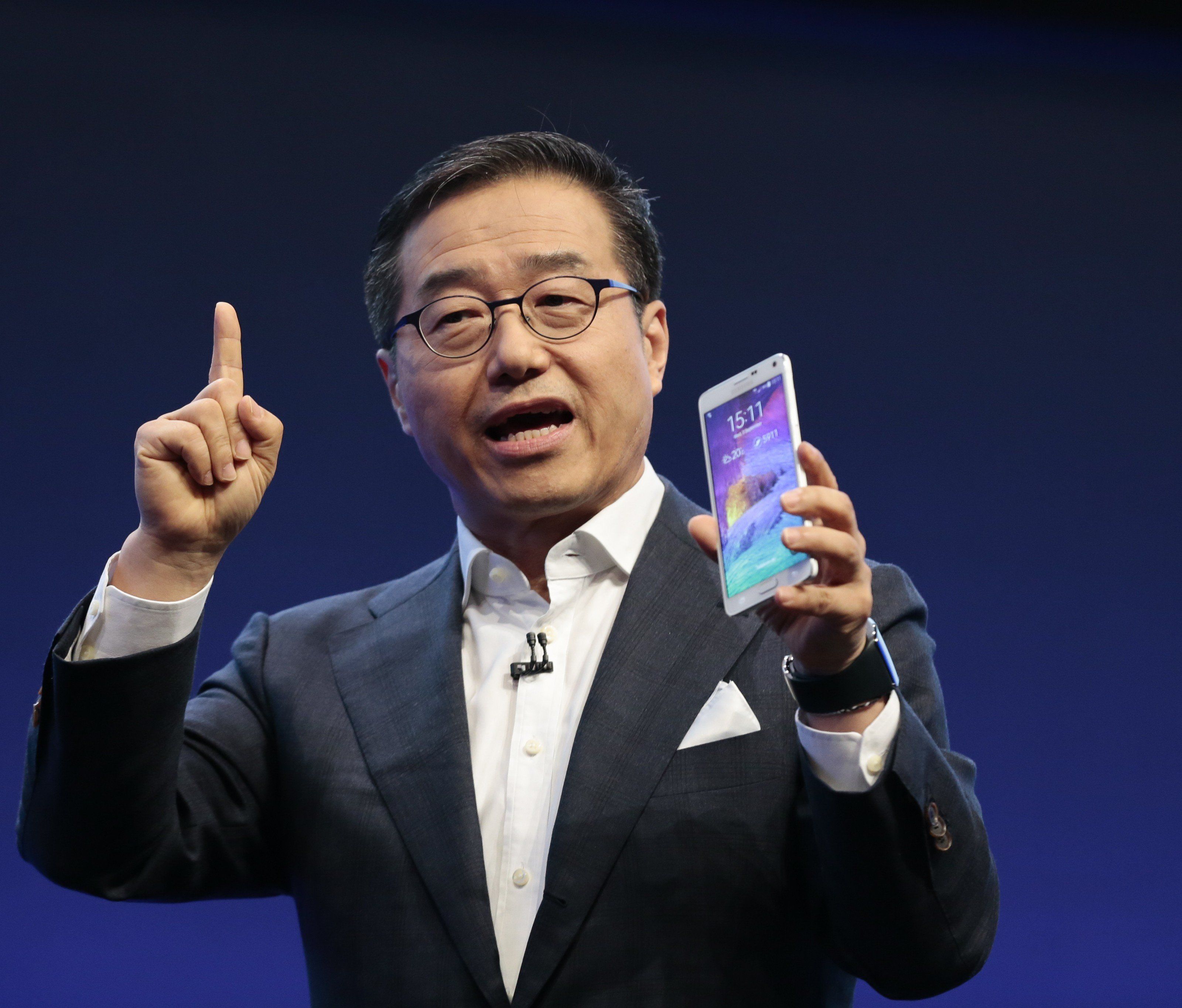 Samsungs Vize-Präsident DJ Lee mit dem neuen Galaxy Note 4. Samsungs Vize-Präsident DJ Lee mit dem neuen Galaxy Note 4.