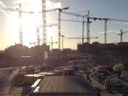 Die ersten Bewohner ziehen in die Seestadt, diese bleibt jedoch noch Baustelle. Die ersten Bewohner ziehen in die Seestadt, diese bleibt jedoch noch Baustelle.
