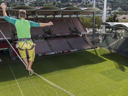 In 25 Metern Höhe wurde das Stadion überquert. In 25 Metern Höhe wurde das Stadion überquert.