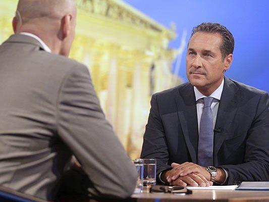 Beim ORF-Sommergespräch: Moderator Peter Resetarits (L) und FPÖ-Bundesparteiobmann Heinz Christian Strache