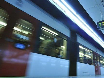 Schadhafter U-Bahn-Zug rauchte: Feuerwehreinsatz in Wien