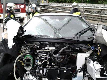 Bei einem Unfall in NÖ krachte ein Luxus-Sportwagen gegen eine Leitschiene.