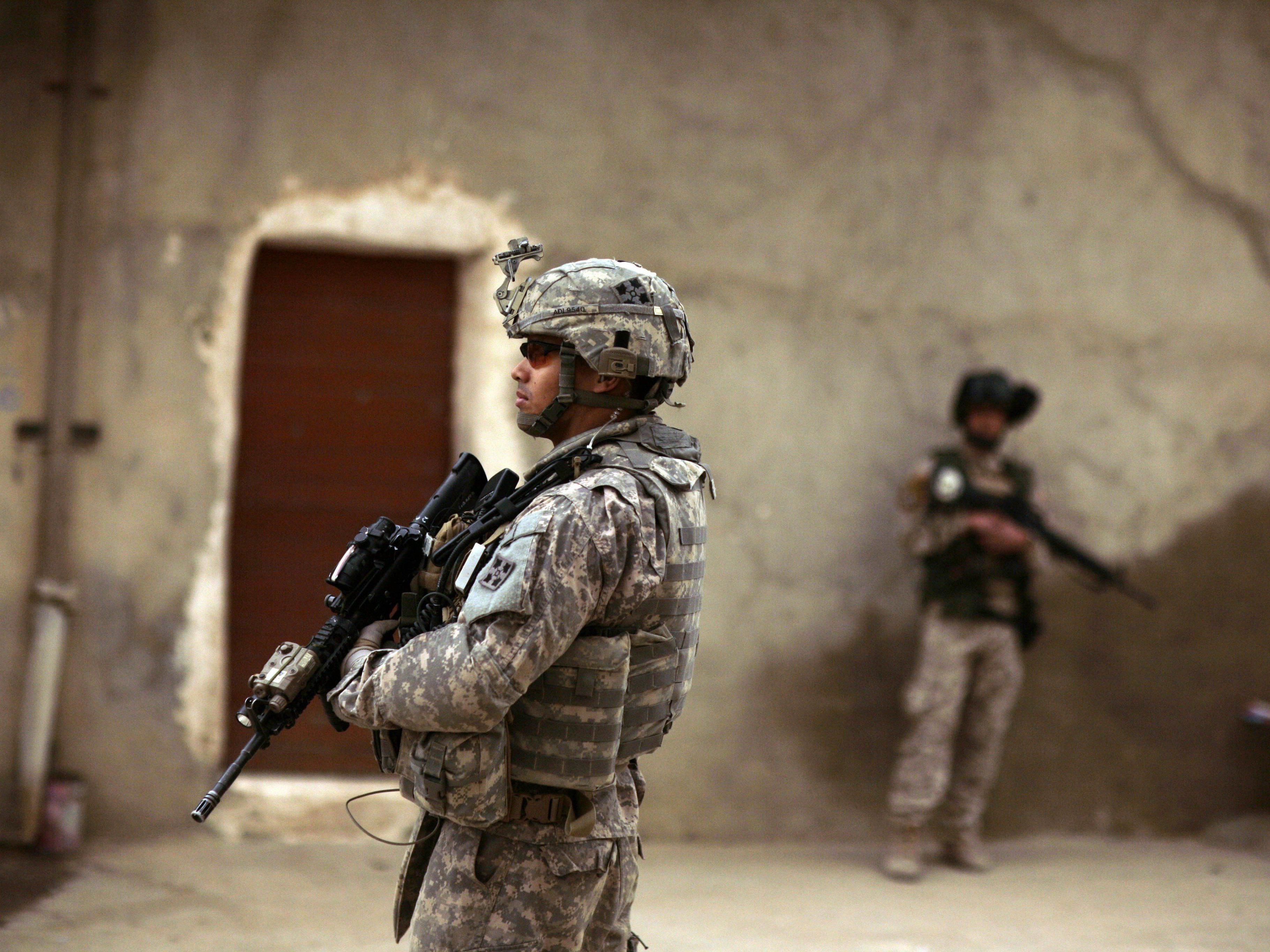 IS warnt USA vor Irak-Einsatz. Im Bild: Ein US-Soldat und ein irakischer Soldat im Einsatz (Archiv 2009).
