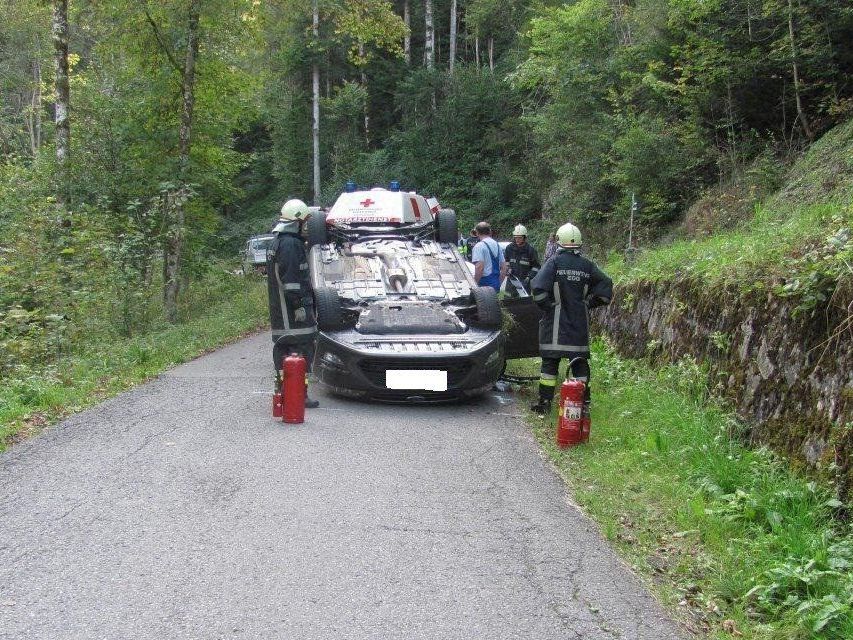 Folgenschweres Ausweichmanöver in Egg: Auto landet auf Dach. Folgenschweres Ausweichmanöver in Egg: Auto landet auf Dach.