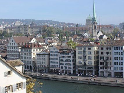 Zürich von oben: Ausblick vom Lindenhof über die Altstadt. Zürich von oben: Ausblick vom Lindenhof über die Altstadt.