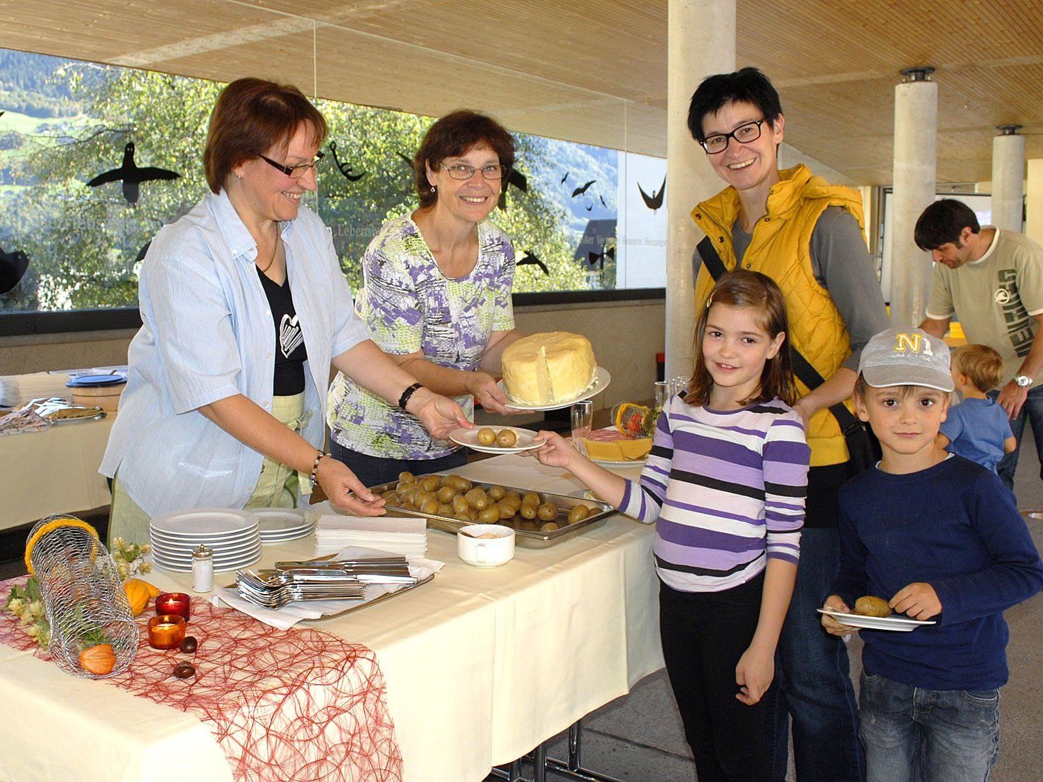 Die Bäuerinnen verwöhnten mit gesunden heimischen Köstlichkeiten. Die Bäuerinnen verwöhnten mit gesunden heimischen Köstlichkeiten.