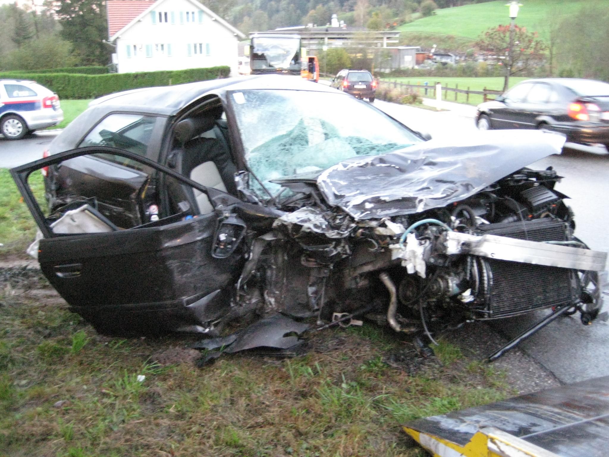 Der Pkw nach der Kollision mit dem Rettungswagen. Der Pkw nach der Kollision mit dem Rettungswagen.