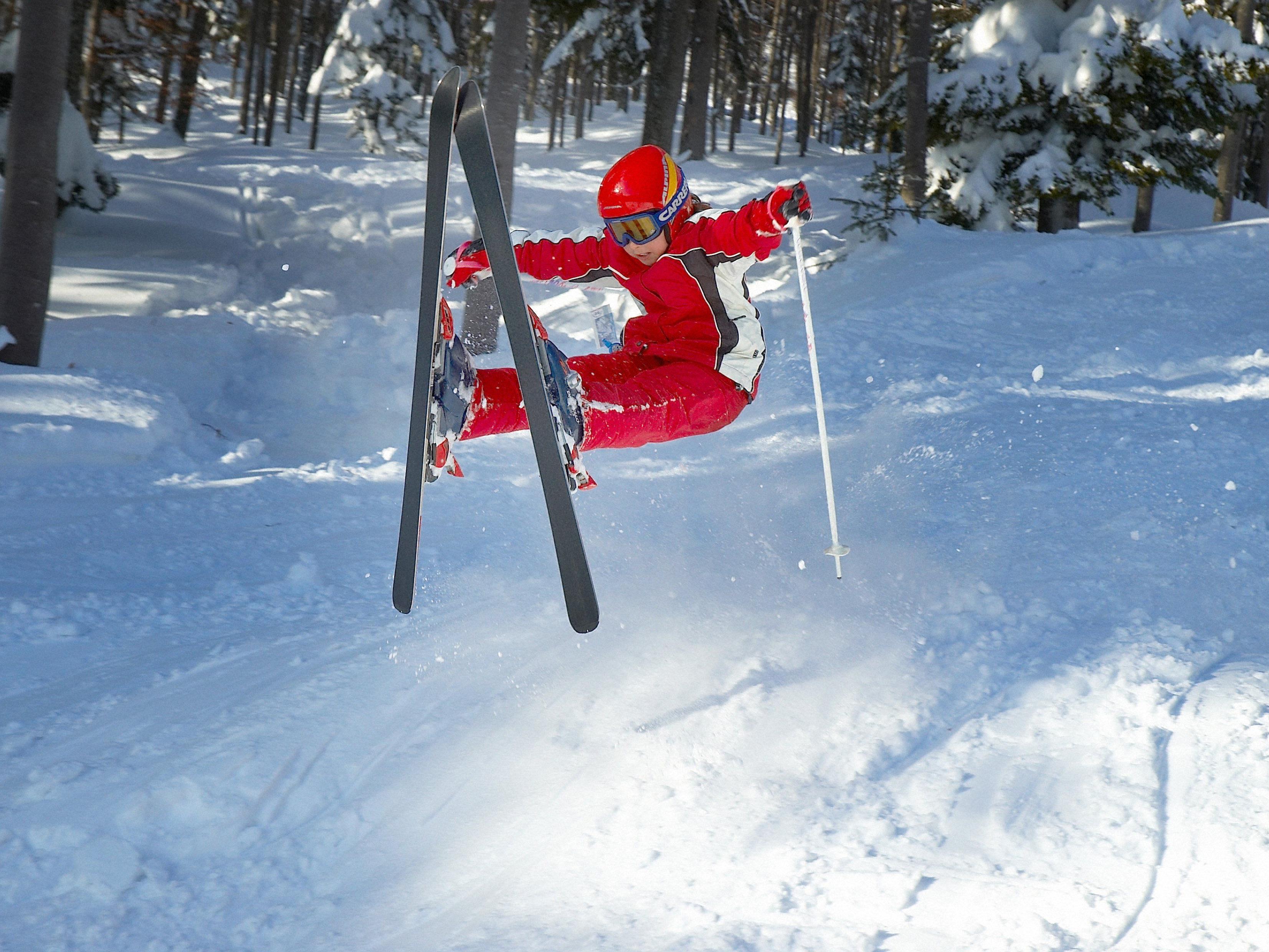 Tipps für sicheres Skisport-Equipment auf der Piste.