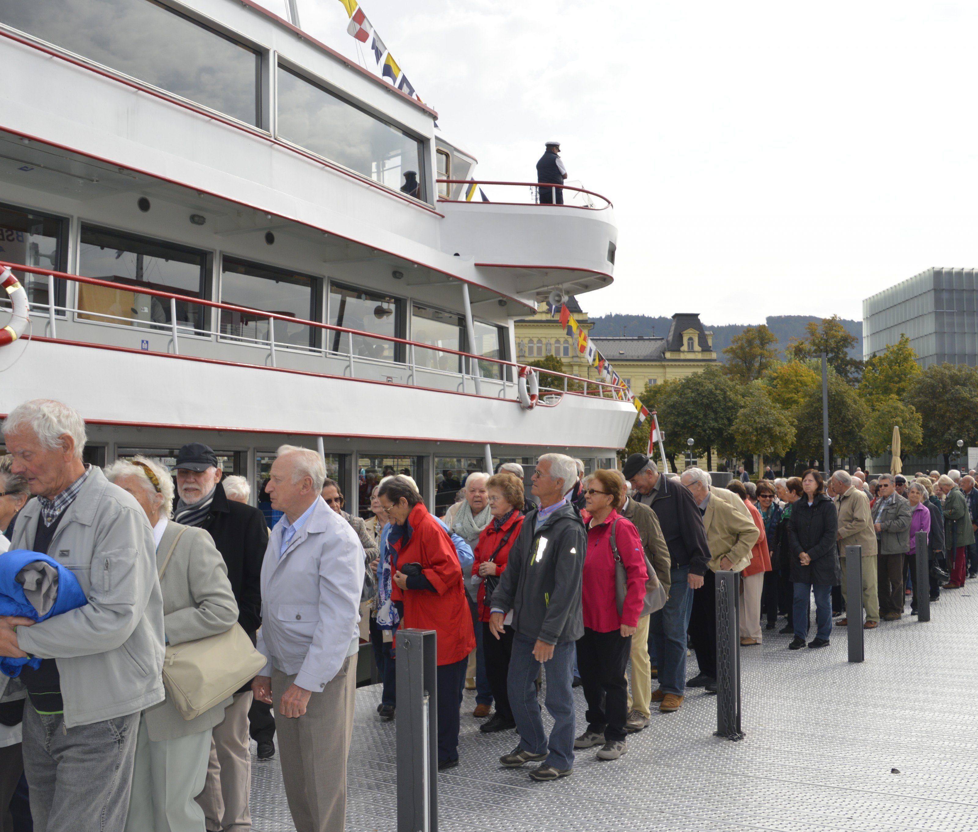 Rankweiler Senioren beim Betreten der MS Vorarlberg in Bregenz.