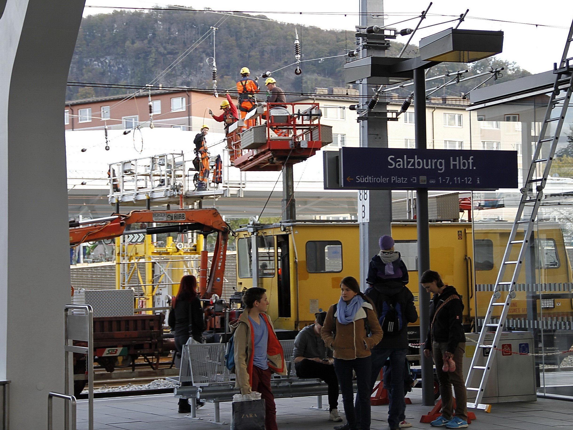 Am und im Salzburger Hauptbahnhof werden letzten Arbeiten fertiggestellt.