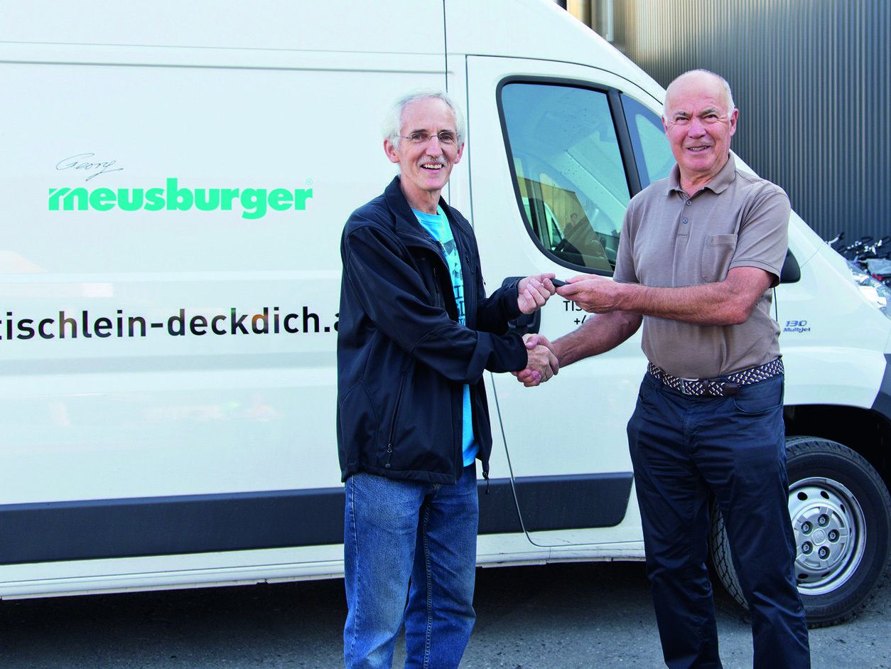 Elmar Stüttler und Georg Meusburger bei der Kühltransporterübergabe. Elmar Stüttler und Georg Meusburger bei der Kühltransporterübergabe.
