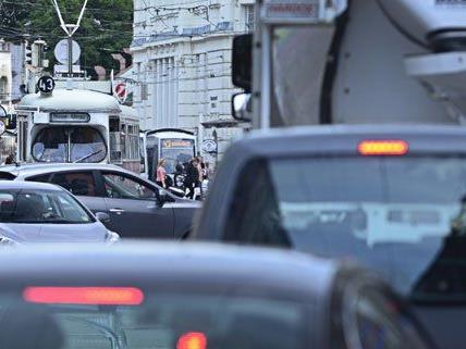 Auto krachte in Wiener Straßenbahnhaltestelle - zwei Schwerverletzte
