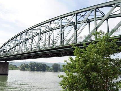Deutsches Frachtschiff prallte gegen Donaubrücke in Wien