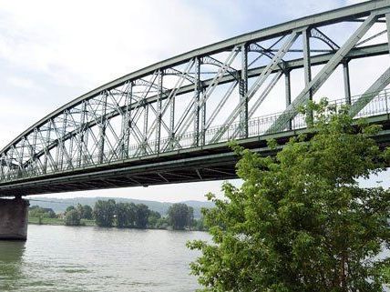 Deutsches Frachtschiff prallte gegen Donaubrücke in Wien Deutsches Frachtschiff prallte gegen Donaubrücke in Wien