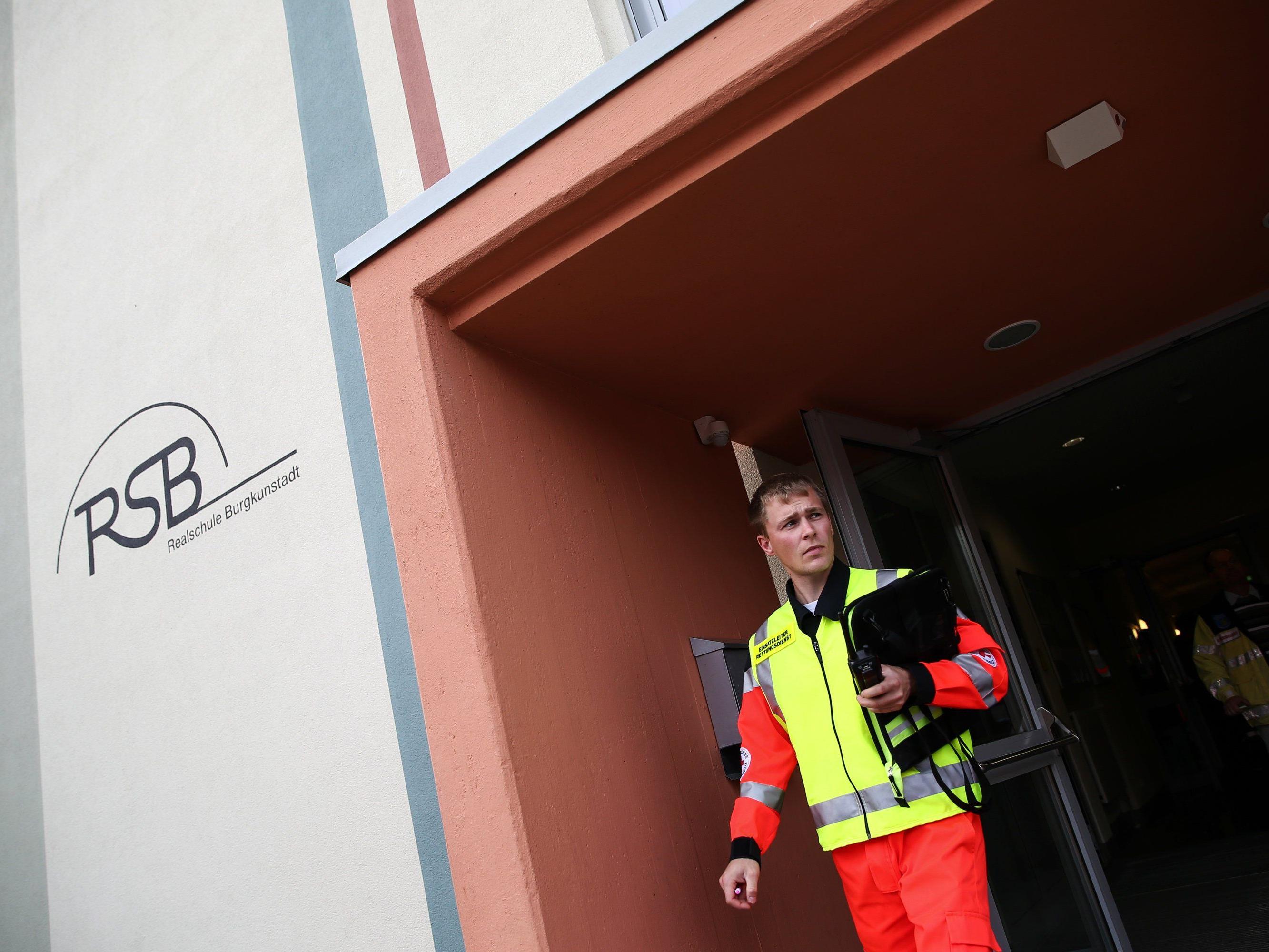 Ein Einsatzleiter der Rettungskräfte vor der Staatlichen Realschule in Burgkunstadt