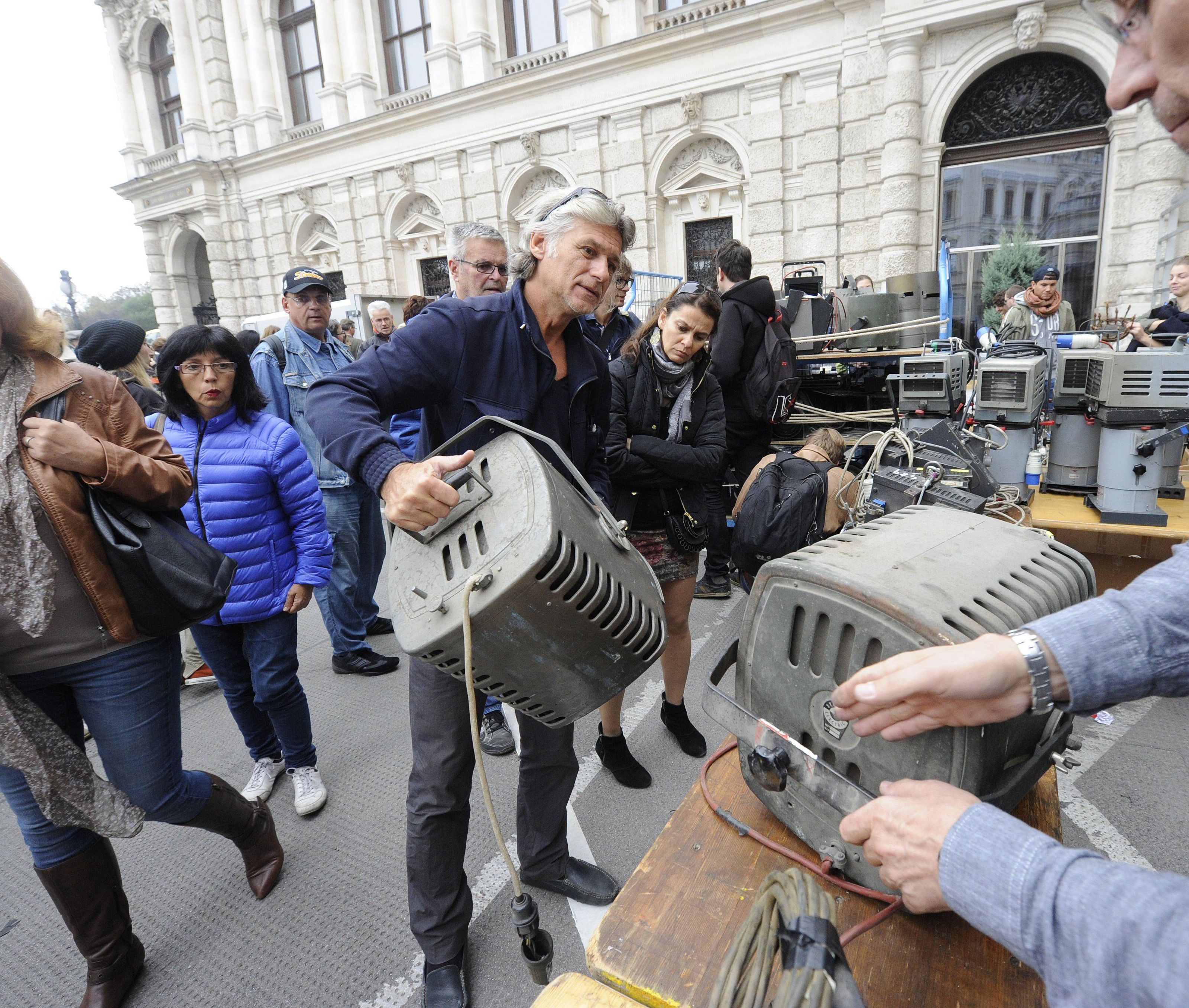 Rund 1000 Besucher ergatterten Unikate beim Burgtheater-Flohmarkt.