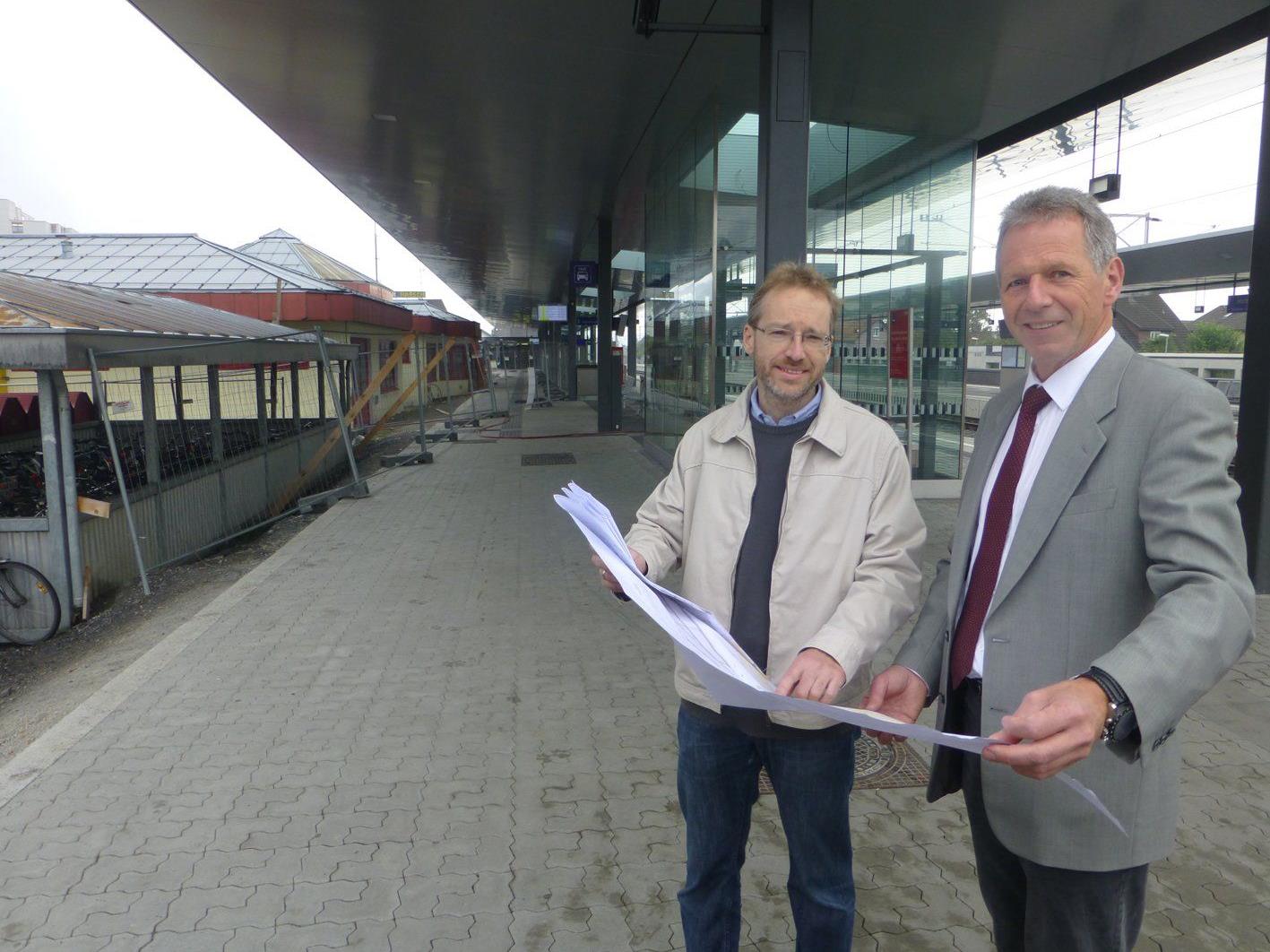 Harald Schreyer (ÖBB) und Bgm. Richard Aman informierten über den Ausbau am Hohenemser Bahnhof.