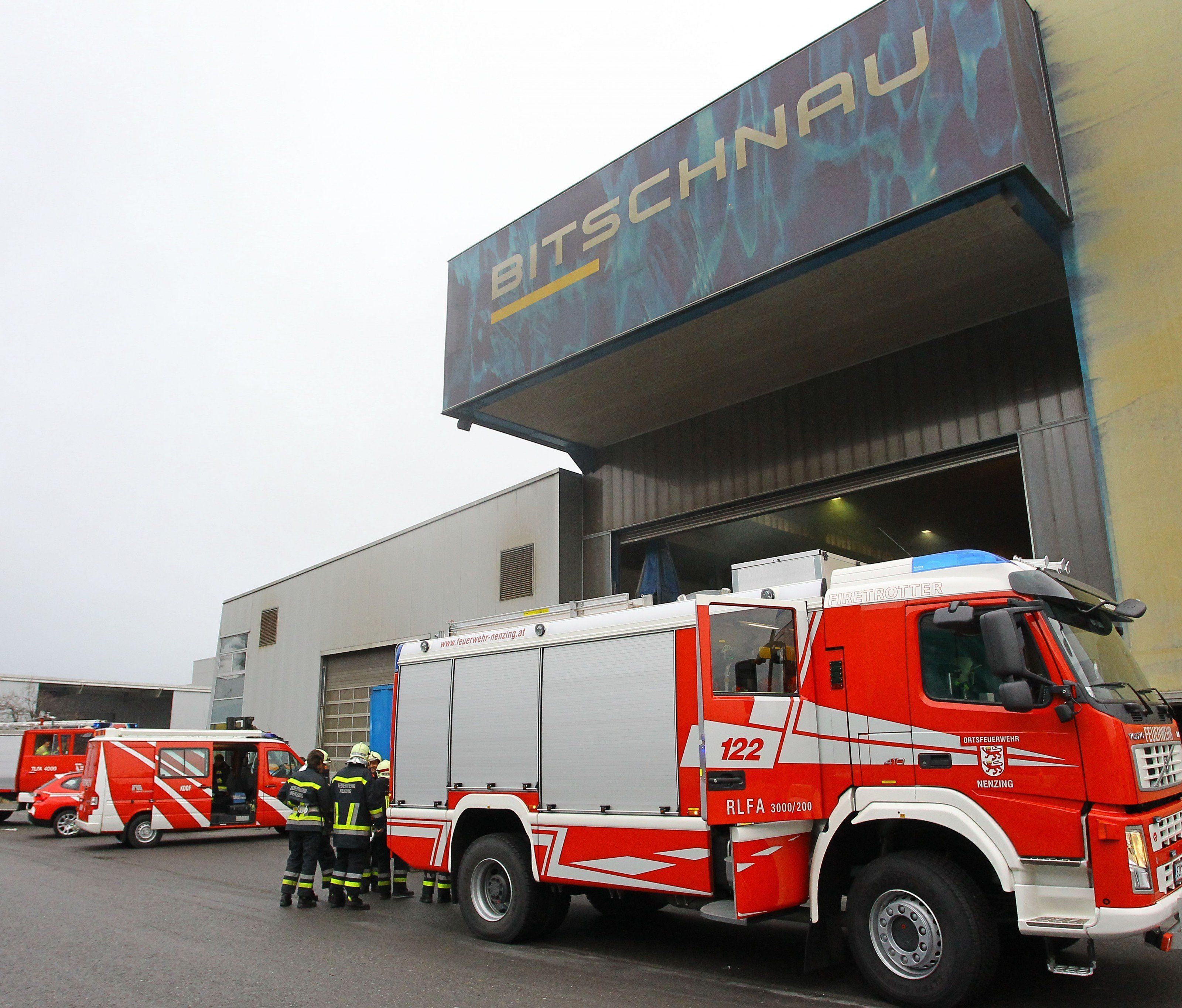 Feuer am Dach beim Stahl- und Anlagenbauunternehmen Bitschnau GmbH. Feuer am Dach beim Stahl- und Anlagenbauunternehmen Bitschnau GmbH.