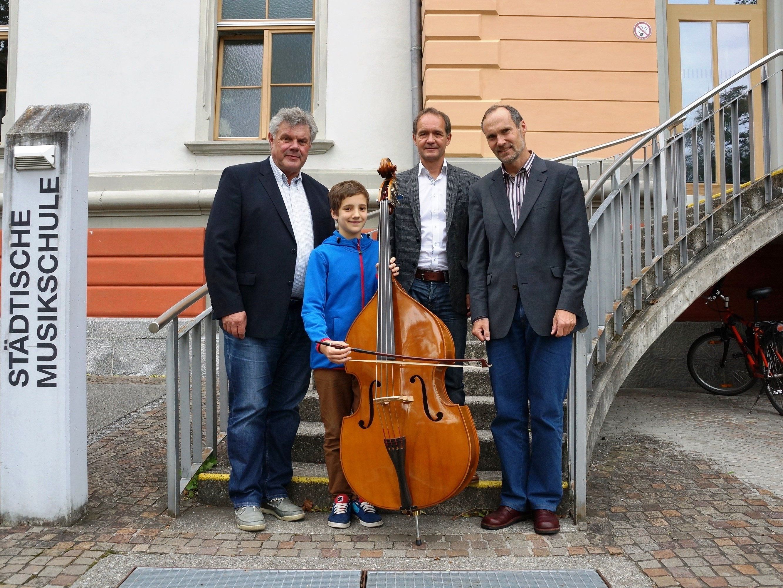 Konstantin Schallert mit Bürgermeister Mandi Katzenmayer, seinem Lehrer Uwe Martin und Musikschuldirektor Thomas Greiner. Konstantin Schallert mit Bürgermeister Mandi Katzenmayer, seinem Lehrer Uwe Martin und Musikschuldirektor Thomas Greiner.