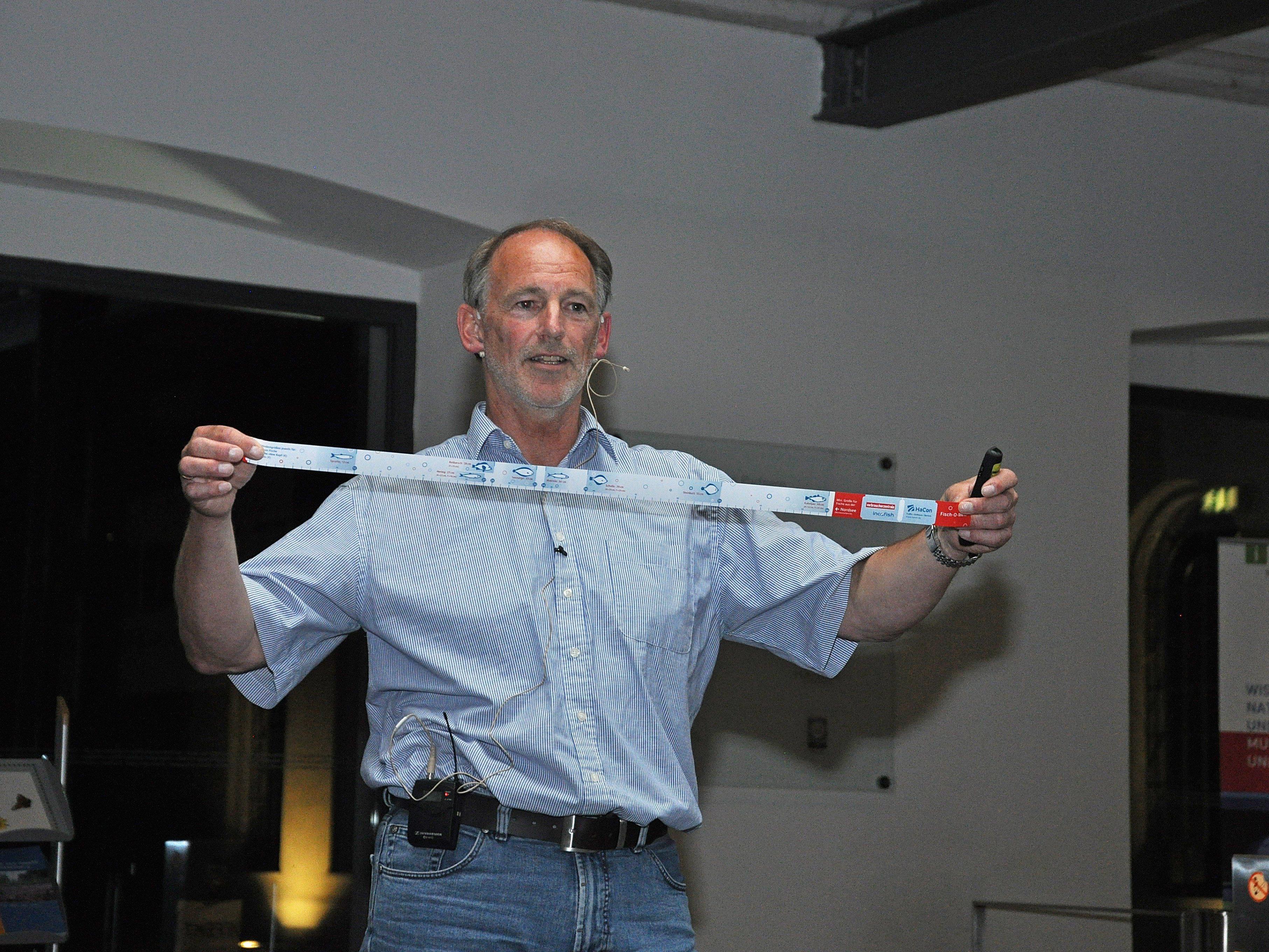 Der Referent Dr. Bernd Ueberschär stellte den „Fisch-O-Meter“ vor.