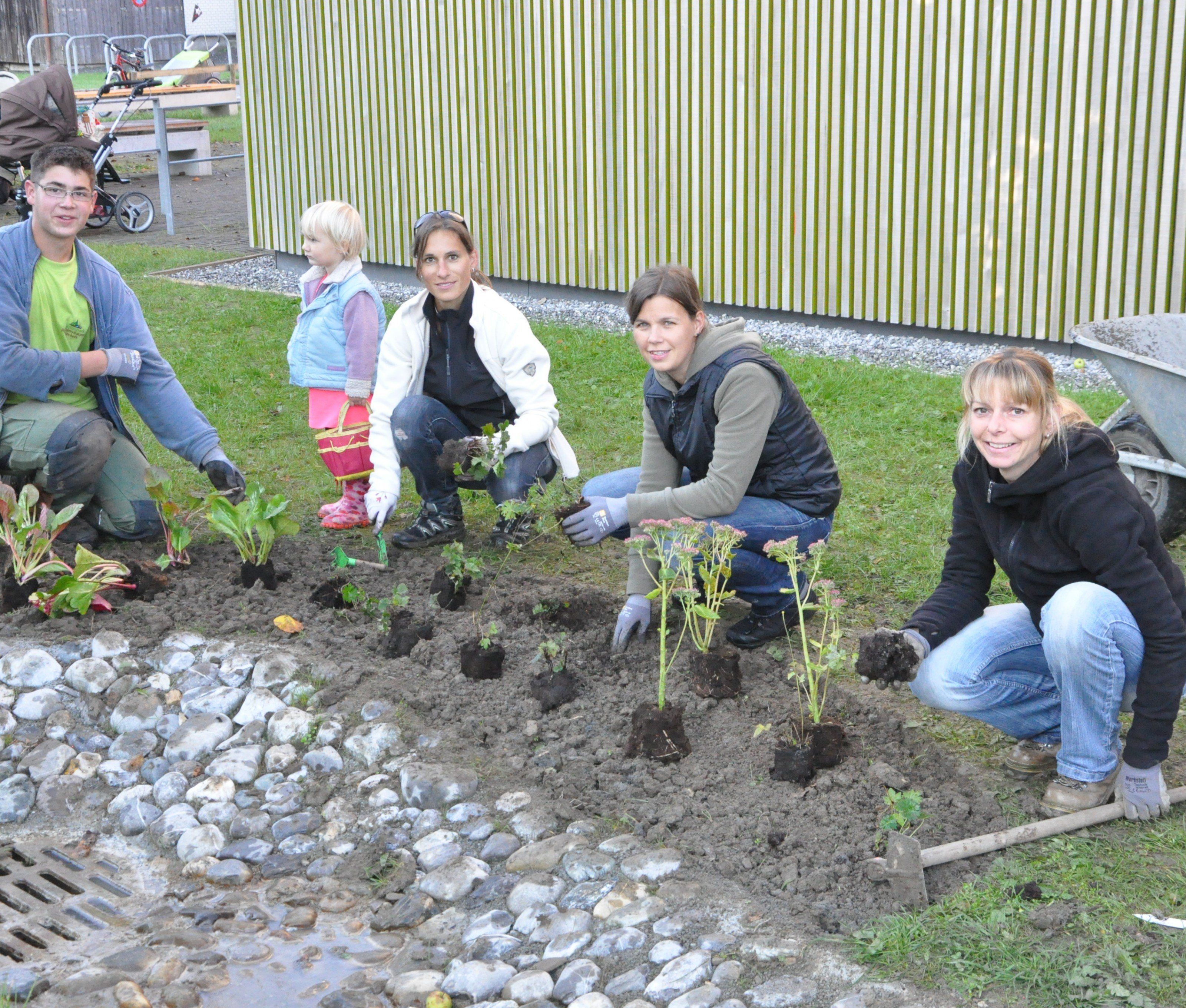 Große Pflanzaktion beim Muntliger Kindergarten. Große Pflanzaktion beim Muntliger Kindergarten.
