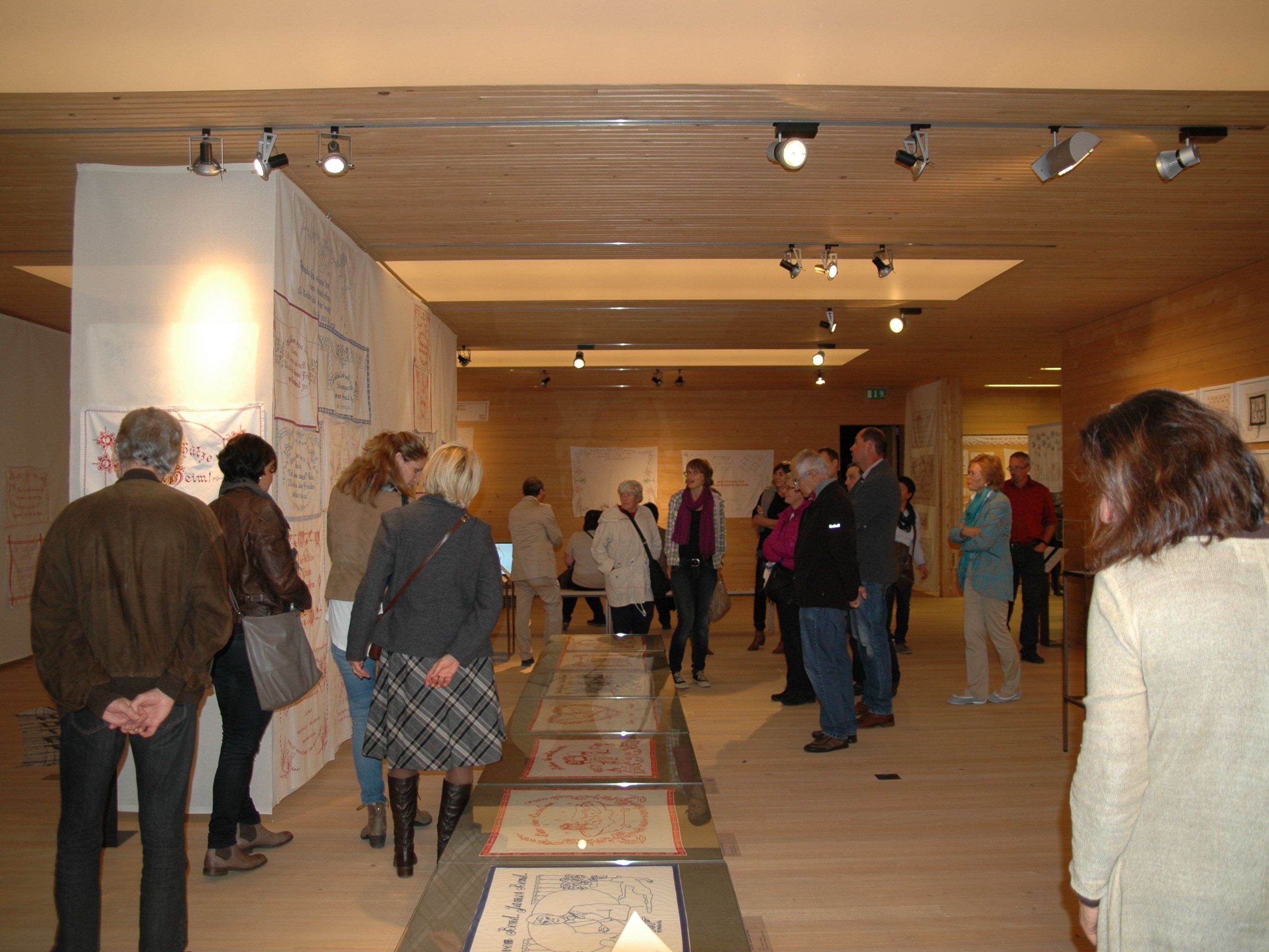 halbstündliche Führungen durch die Ausstellung halbstündliche Führungen durch die Ausstellung
