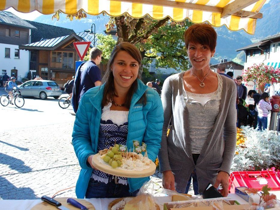 Liebevoll angerichtete Käseteller luden zum Probieren ein. Liebevoll angerichtete Käseteller luden zum Probieren ein.